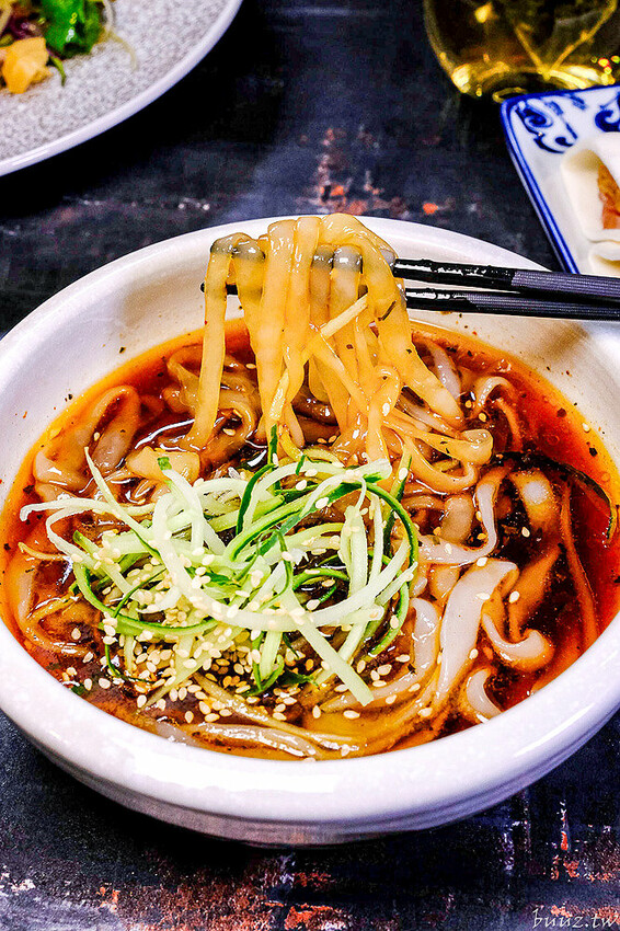 宮廷風燒肉結合芙蓉蒸魚、富貴雙方，墨妃家燒肉用餐享優惠，穿宮廷服打卡氣氛超棒！