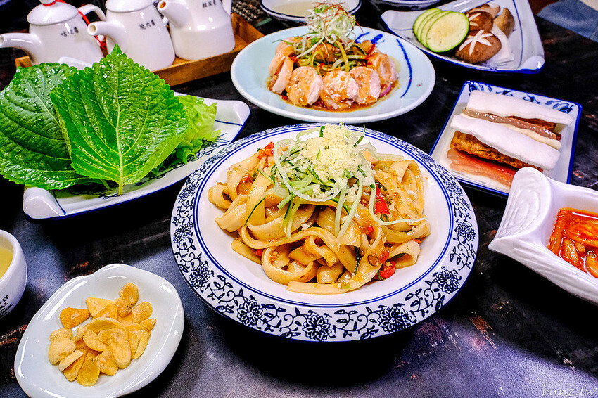 宮廷風燒肉結合芙蓉蒸魚、富貴雙方，墨妃家燒肉用餐享優惠，穿宮廷服打卡氣氛超棒！