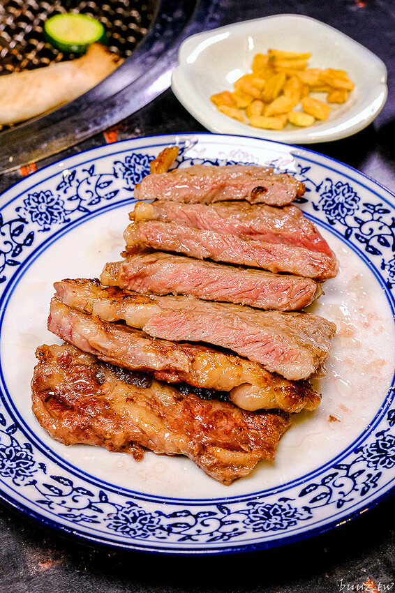 宮廷風燒肉結合芙蓉蒸魚、富貴雙方，墨妃家燒肉用餐享優惠，穿宮廷服打卡氣氛超棒！