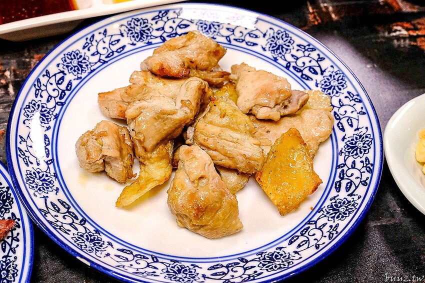 宮廷風燒肉結合芙蓉蒸魚、富貴雙方，墨妃家燒肉用餐享優惠，穿宮廷服打卡氣氛超棒！