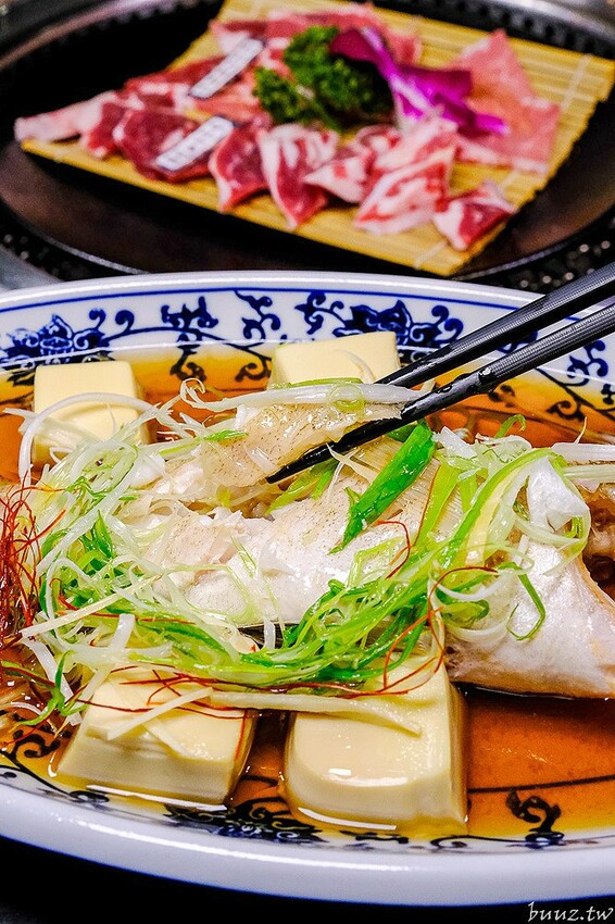 宮廷風燒肉結合芙蓉蒸魚、富貴雙方，墨妃家燒肉用餐享優惠，穿宮廷服打卡氣氛超棒！