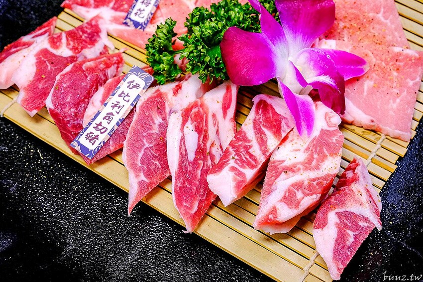 宮廷風燒肉結合芙蓉蒸魚、富貴雙方，墨妃家燒肉用餐享優惠，穿宮廷服打卡氣氛超棒！