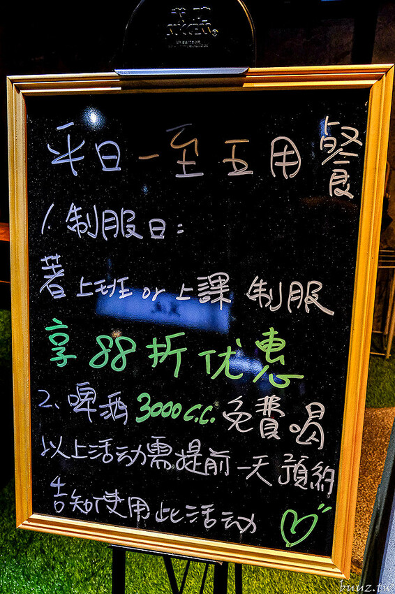 宮廷風燒肉結合芙蓉蒸魚、富貴雙方，墨妃家燒肉用餐享優惠，穿宮廷服打卡氣氛超棒！