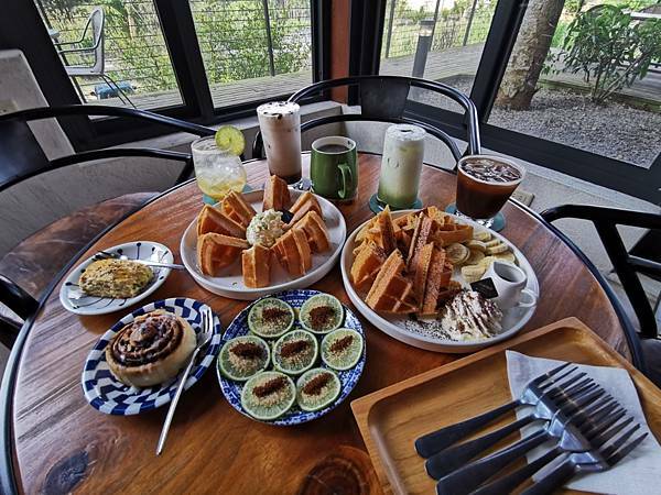 (南投/國姓) 「覓境露營 x 行者咖啡 」覓境森林露營場地及咖啡廳，超豐富的下午茶，滿足大家的味蕾，也可以預約體驗檸檬醋DIY - COCO享天下(隆爸妤媽愛白白)