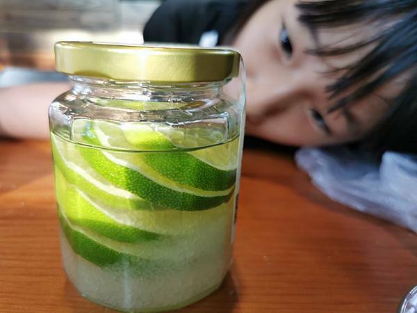 (南投/國姓) 「覓境露營 x 行者咖啡 」覓境森林露營場地及咖啡廳，超豐富的下午茶，滿足大家的味蕾，也可以預約體驗檸檬醋DIY - COCO享天下(隆爸妤媽愛白白)