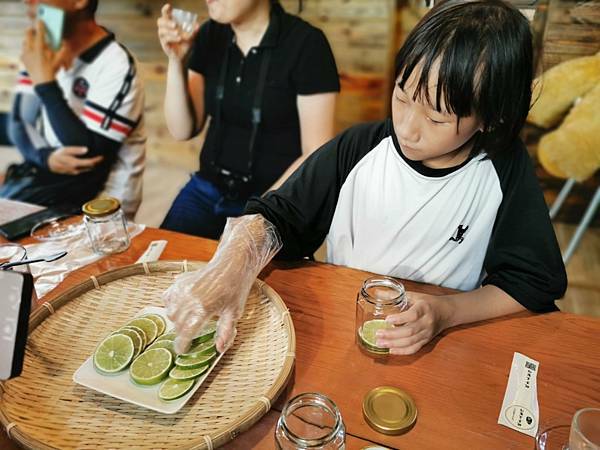 (南投/國姓) 「覓境露營 x 行者咖啡 」覓境森林露營場地及咖啡廳，超豐富的下午茶，滿足大家的味蕾，也可以預約體驗檸檬醋DIY - COCO享天下(隆爸妤媽愛白白)