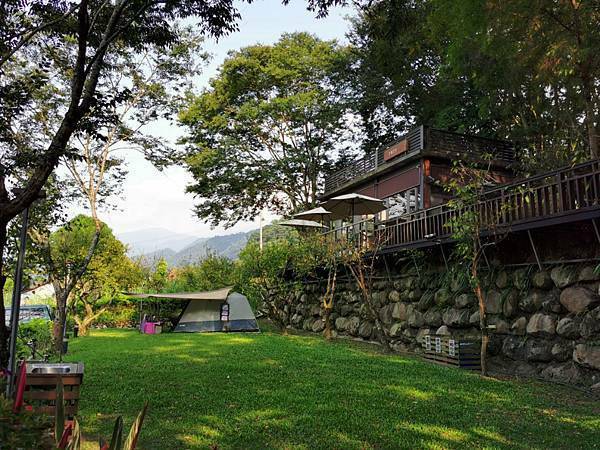 (南投/國姓) 「覓境露營 x 行者咖啡 」覓境森林露營場地及咖啡廳，超豐富的下午茶，滿足大家的味蕾，也可以預約體驗檸檬醋DIY - COCO享天下(隆爸妤媽愛白白)