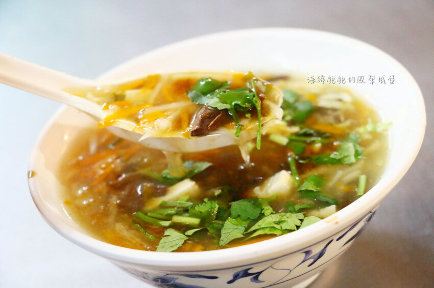 曾家鍋貼店｜基隆大尺寸黃金脆皮鍋貼，慶安宮旁超人氣排隊美食，菜單價位