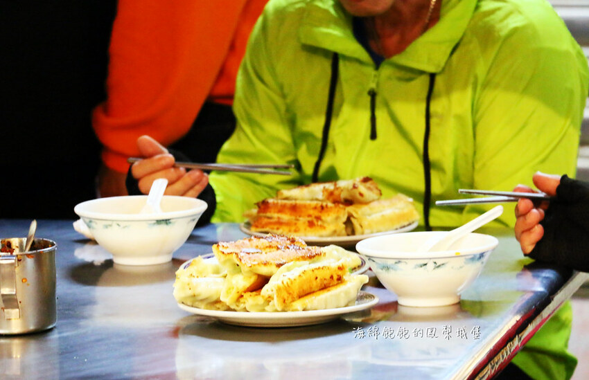 曾家鍋貼店｜基隆大尺寸黃金脆皮鍋貼，慶安宮旁超人氣排隊美食，菜單價位