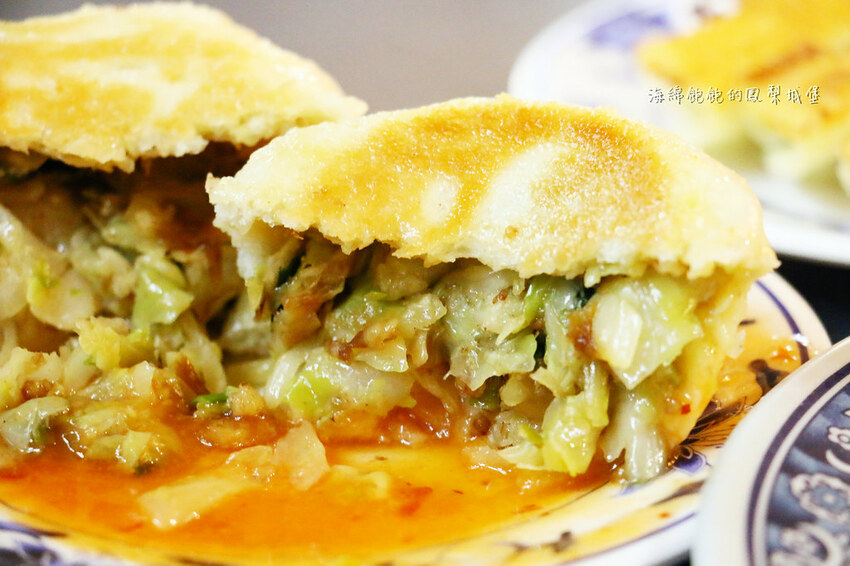 曾家鍋貼店｜基隆大尺寸黃金脆皮鍋貼，慶安宮旁超人氣排隊美食，菜單價位