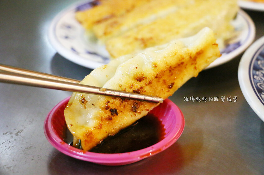 曾家鍋貼店｜基隆大尺寸黃金脆皮鍋貼，慶安宮旁超人氣排隊美食，菜單價位