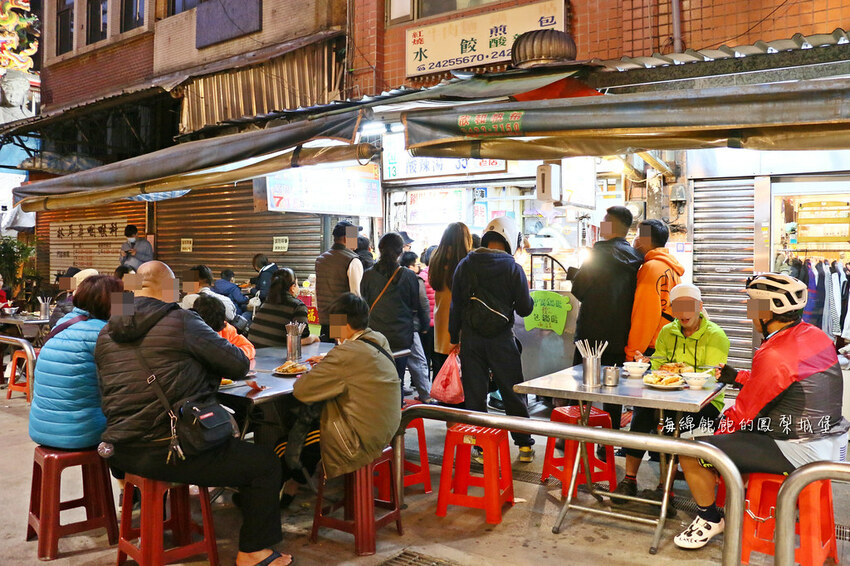 曾家鍋貼店｜基隆大尺寸黃金脆皮鍋貼，慶安宮旁超人氣排隊美食，菜單價位