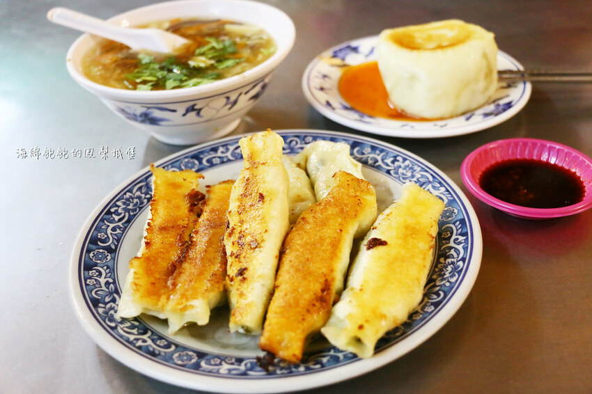 曾家鍋貼店｜基隆大尺寸黃金脆皮鍋貼，慶安宮旁超人氣排隊美食，菜單價位