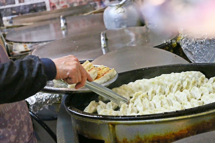 曾家鍋貼店｜基隆大尺寸黃金脆皮鍋貼，慶安宮旁超人氣排隊美食，菜單價位