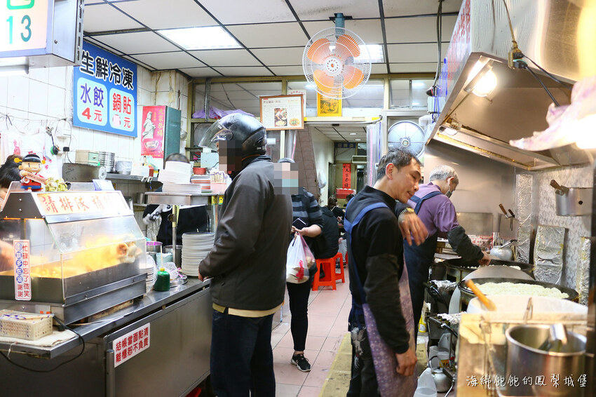 曾家鍋貼店｜基隆大尺寸黃金脆皮鍋貼，慶安宮旁超人氣排隊美食，菜單價位
