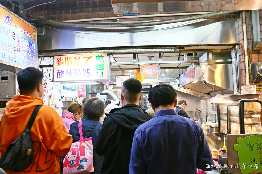 曾家鍋貼店｜基隆大尺寸黃金脆皮鍋貼，慶安宮旁超人氣排隊美食，菜單價位