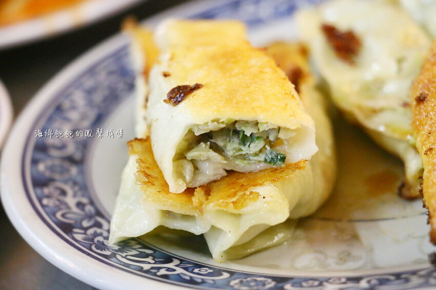 曾家鍋貼店｜基隆大尺寸黃金脆皮鍋貼，慶安宮旁超人氣排隊美食，菜單價位