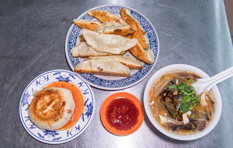 【基隆老味道之二十七】曾家鍋貼店.媽祖宮口(慶安宮)旁三十年老店.金黃油酥脆皮鍋貼.兩面黃極品煎包