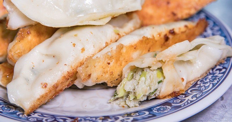 【基隆老味道之二十七】曾家鍋貼店.媽祖宮口(慶安宮)旁三十年老店.金黃油酥脆皮鍋貼.兩面黃極品煎包