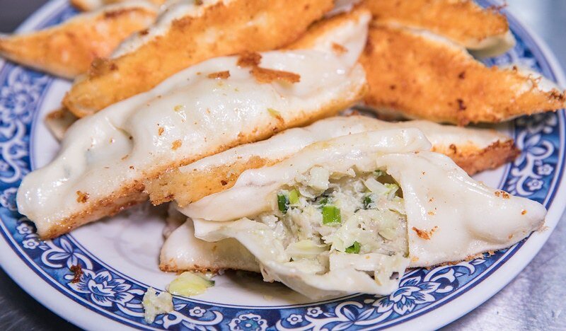 【基隆老味道之二十七】曾家鍋貼店.媽祖宮口(慶安宮)旁三十年老店.金黃油酥脆皮鍋貼.兩面黃極品煎包