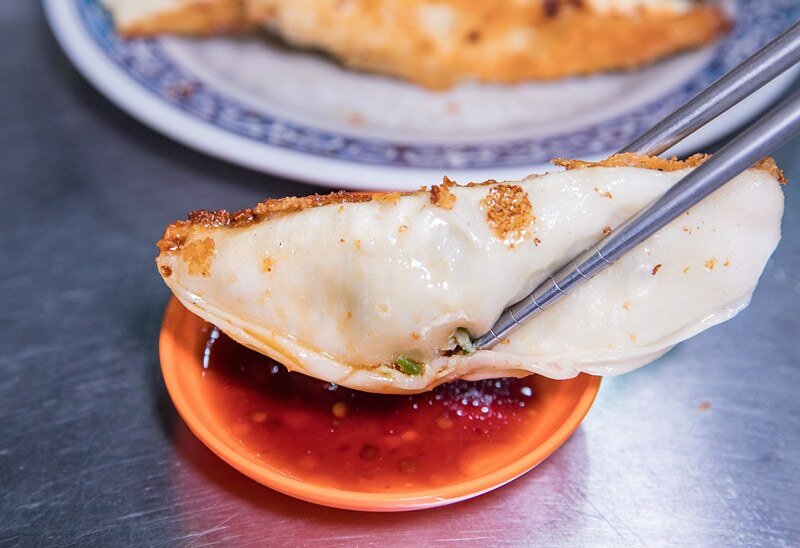 【基隆老味道之二十七】曾家鍋貼店.媽祖宮口(慶安宮)旁三十年老店.金黃油酥脆皮鍋貼.兩面黃極品煎包