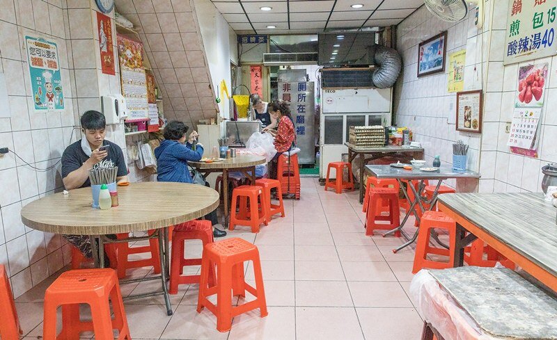 【基隆老味道之二十七】曾家鍋貼店.媽祖宮口(慶安宮)旁三十年老店.金黃油酥脆皮鍋貼.兩面黃極品煎包