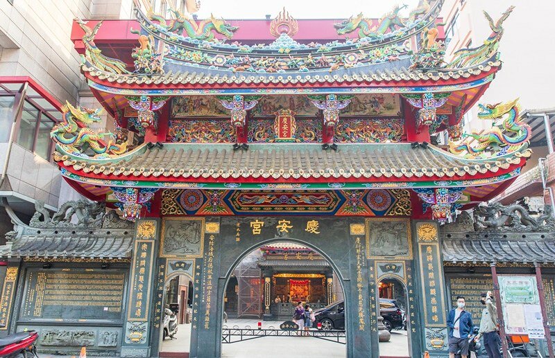 【基隆老味道之二十七】曾家鍋貼店.媽祖宮口(慶安宮)旁三十年老店.金黃油酥脆皮鍋貼.兩面黃極品煎包