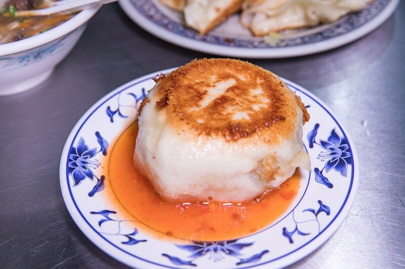 【基隆老味道之二十七】曾家鍋貼店.媽祖宮口(慶安宮)旁三十年老店.金黃油酥脆皮鍋貼.兩面黃極品煎包