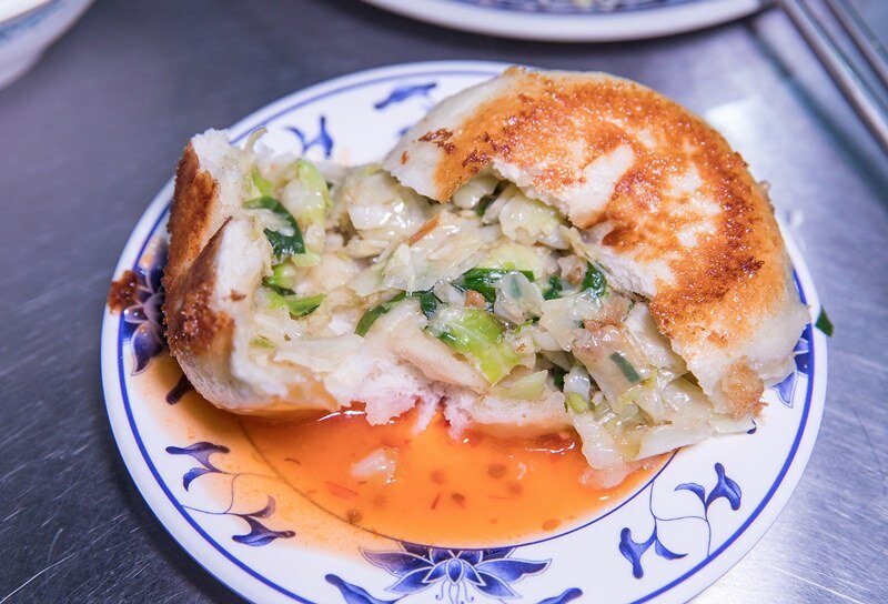 【基隆老味道之二十七】曾家鍋貼店.媽祖宮口(慶安宮)旁三十年老店.金黃油酥脆皮鍋貼.兩面黃極品煎包