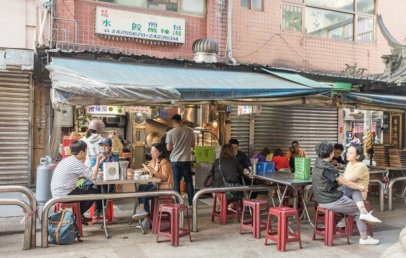 【基隆老味道之二十七】曾家鍋貼店.媽祖宮口(慶安宮)旁三十年老店.金黃油酥脆皮鍋貼.兩面黃極品煎包
