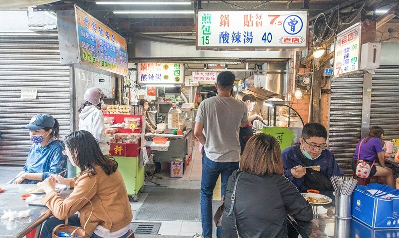 【基隆老味道之二十七】曾家鍋貼店.媽祖宮口(慶安宮)旁三十年老店.金黃油酥脆皮鍋貼.兩面黃極品煎包