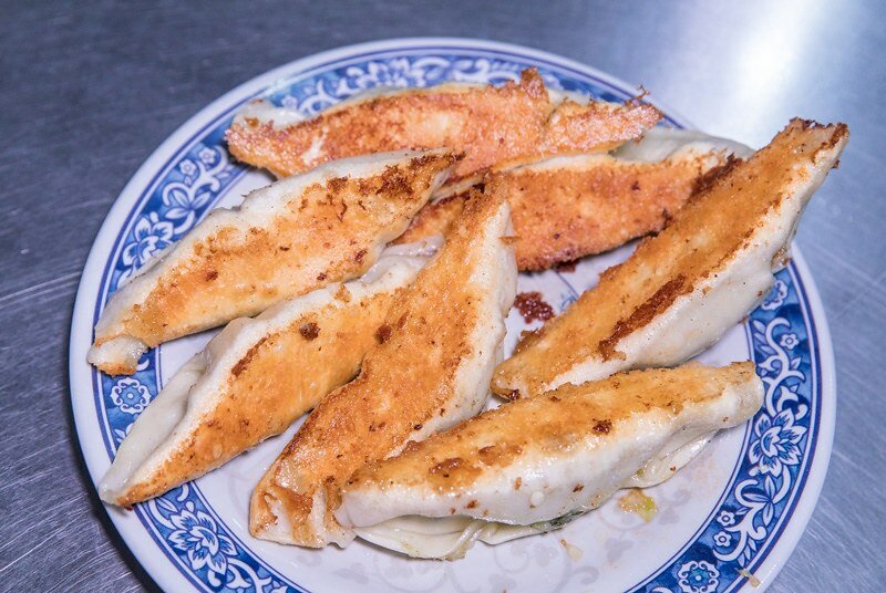 【基隆老味道之二十七】曾家鍋貼店.媽祖宮口(慶安宮)旁三十年老店.金黃油酥脆皮鍋貼.兩面黃極品煎包