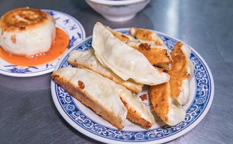 【基隆老味道之二十七】曾家鍋貼店.媽祖宮口(慶安宮)旁三十年老店.金黃油酥脆皮鍋貼.兩面黃極品煎包