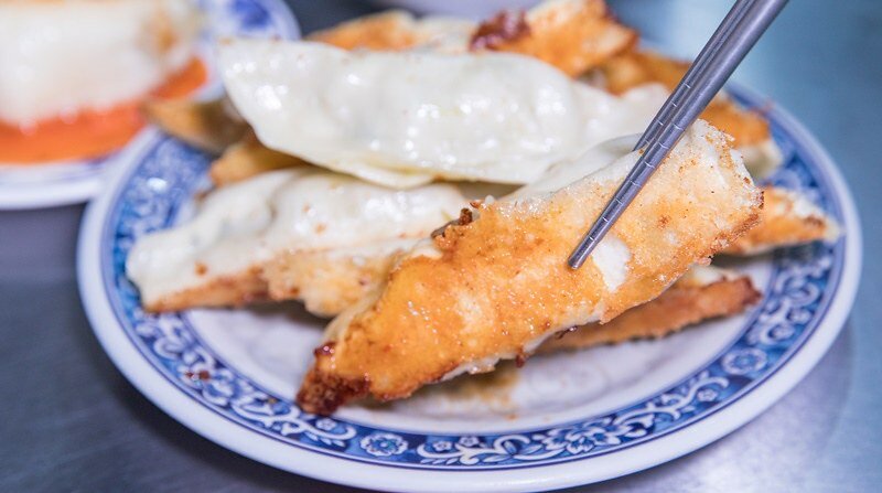 【基隆老味道之二十七】曾家鍋貼店.媽祖宮口(慶安宮)旁三十年老店.金黃油酥脆皮鍋貼.兩面黃極品煎包