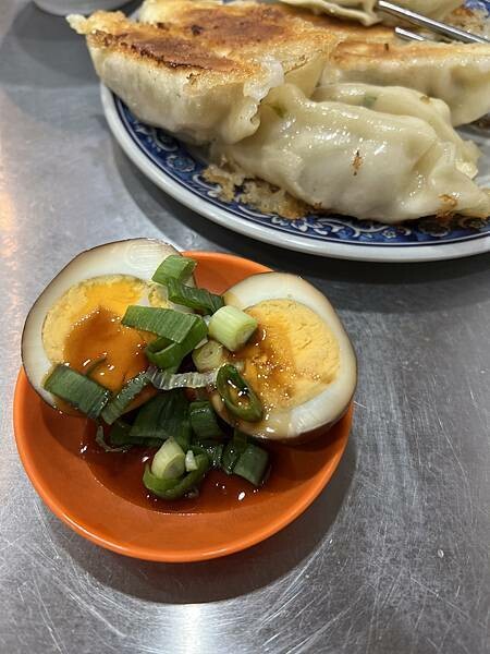 基隆美食，曾家鍋貼，慶安宮排隊小吃，一試成主顧。