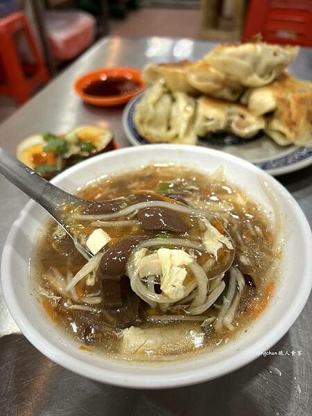 基隆美食，曾家鍋貼，慶安宮排隊小吃，一試成主顧。