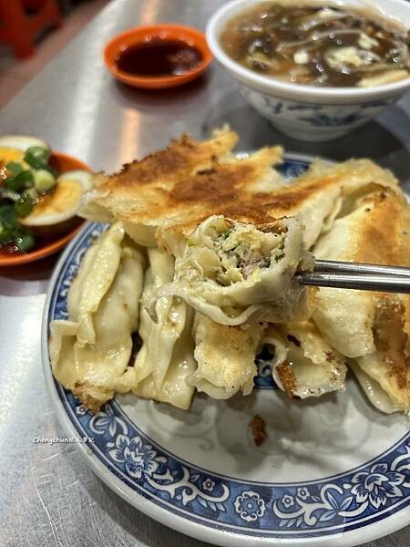 基隆美食，曾家鍋貼，慶安宮排隊小吃，一試成主顧。