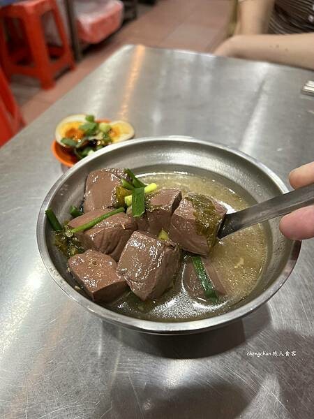 基隆美食，曾家鍋貼，慶安宮排隊小吃，一試成主顧。