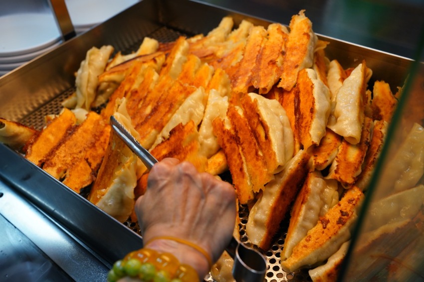 基隆美食 曾家鍋貼煎包|基隆慶安宮人氣「黃金脆皮鍋貼」焦香飽滿真材實料,讓人欲罷不能! · 算命的說我很愛吃