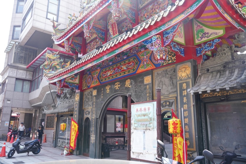 基隆美食 曾家鍋貼煎包|基隆慶安宮人氣「黃金脆皮鍋貼」焦香飽滿真材實料,讓人欲罷不能! · 算命的說我很愛吃