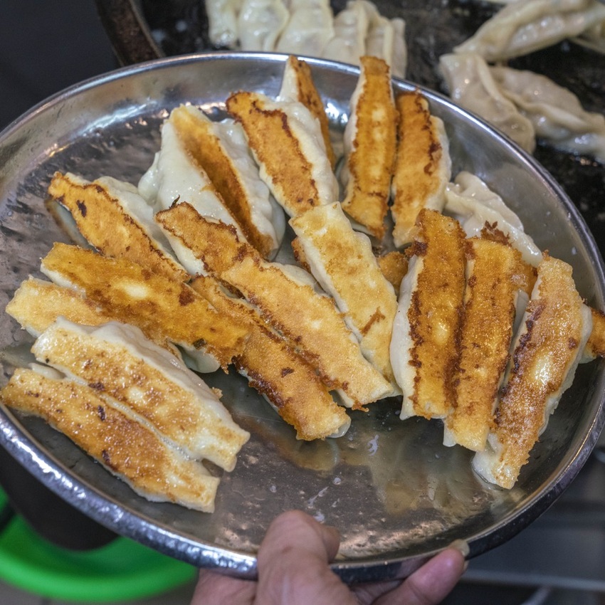 基隆美食 曾家鍋貼煎包|基隆慶安宮人氣「黃金脆皮鍋貼」焦香飽滿真材實料,讓人欲罷不能! · 算命的說我很愛吃