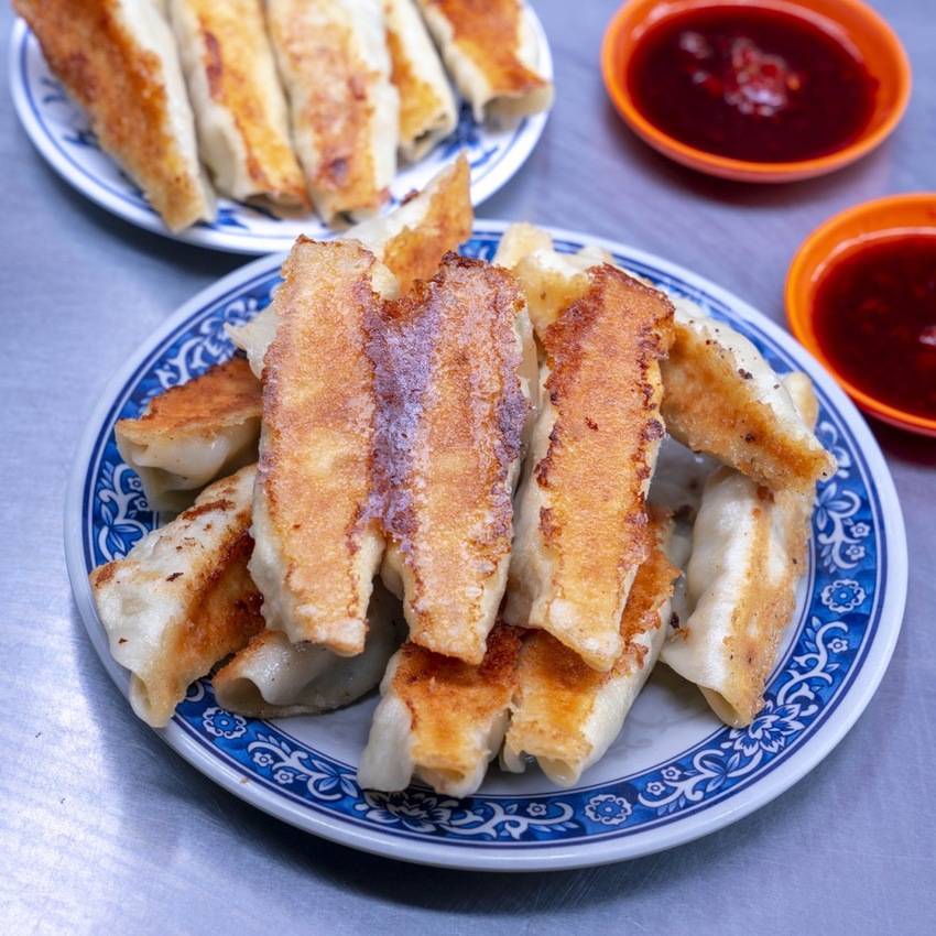 基隆美食 曾家鍋貼煎包|基隆慶安宮人氣「黃金脆皮鍋貼」焦香飽滿真材實料,讓人欲罷不能! · 算命的說我很愛吃