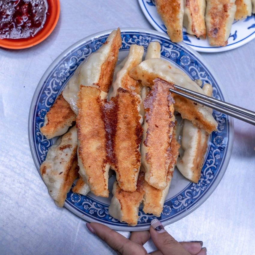 基隆美食 曾家鍋貼煎包|基隆慶安宮人氣「黃金脆皮鍋貼」焦香飽滿真材實料,讓人欲罷不能! · 算命的說我很愛吃