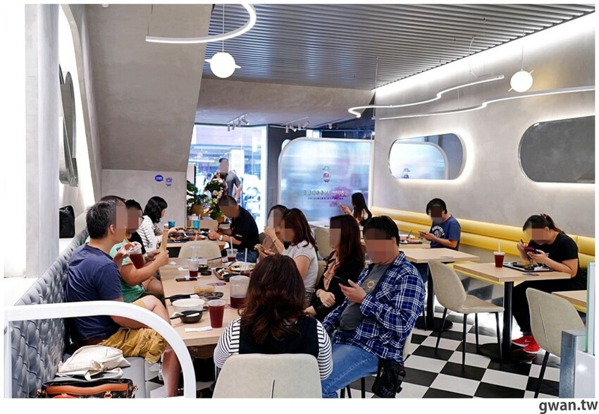 滿到炸的101顆流星干貝麵、七蝦蝦開派對，台中全新星際主題麵店你吃過了嗎？