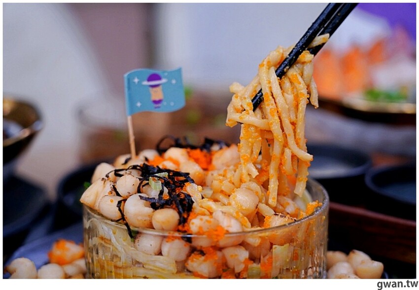 滿到炸的101顆流星干貝麵、七蝦蝦開派對，台中全新星際主題麵店你吃過了嗎？