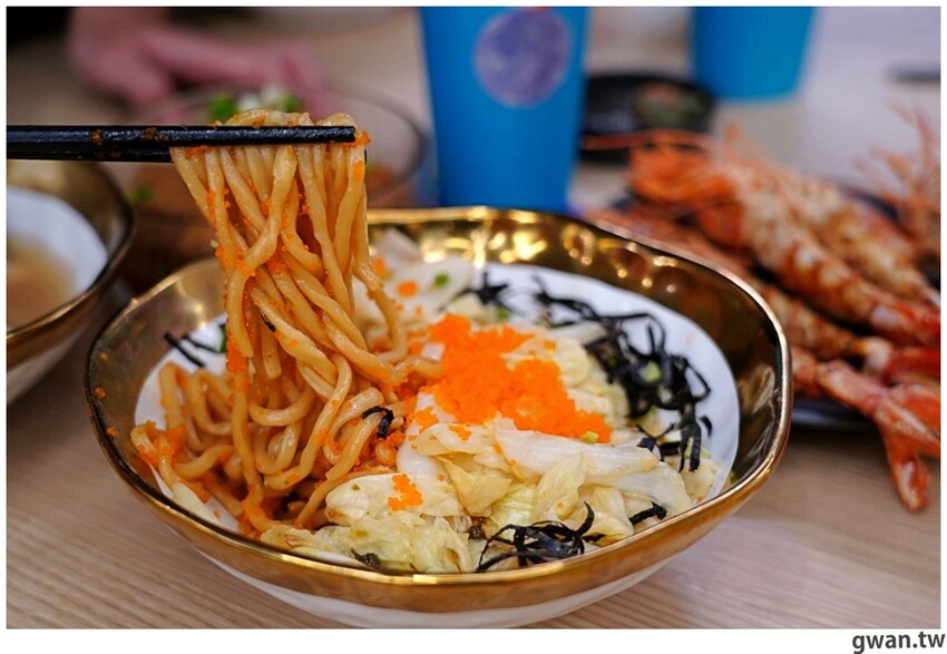 滿到炸的101顆流星干貝麵、七蝦蝦開派對，台中全新星際主題麵店你吃過了嗎？