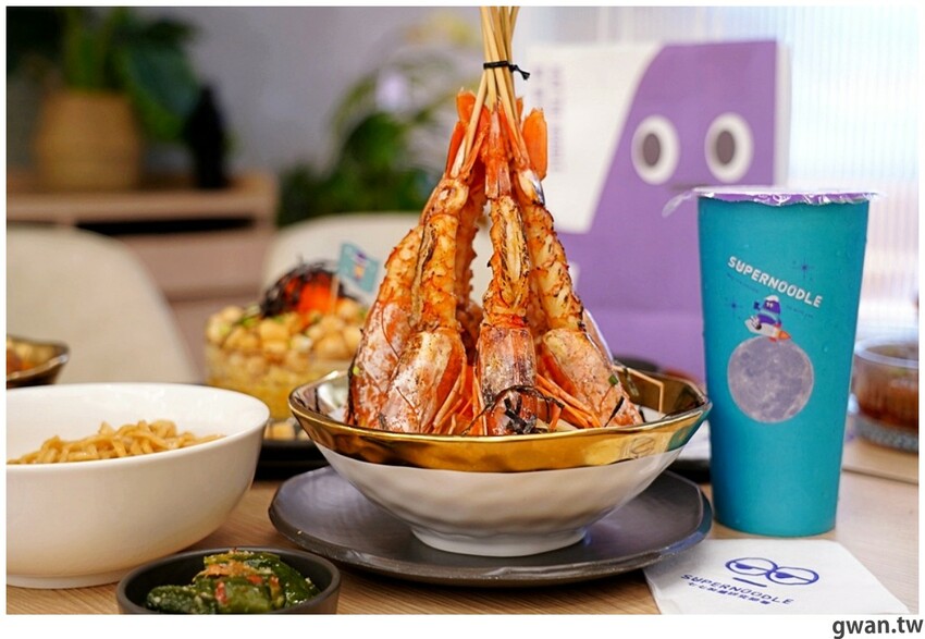 滿到炸的101顆流星干貝麵、七蝦蝦開派對，台中全新星際主題麵店你吃過了嗎？