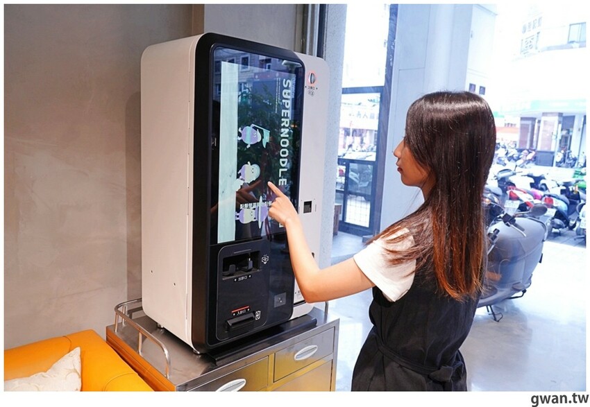 滿到炸的101顆流星干貝麵、七蝦蝦開派對，台中全新星際主題麵店你吃過了嗎？