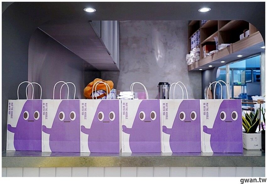 滿到炸的101顆流星干貝麵、七蝦蝦開派對，台中全新星際主題麵店你吃過了嗎？