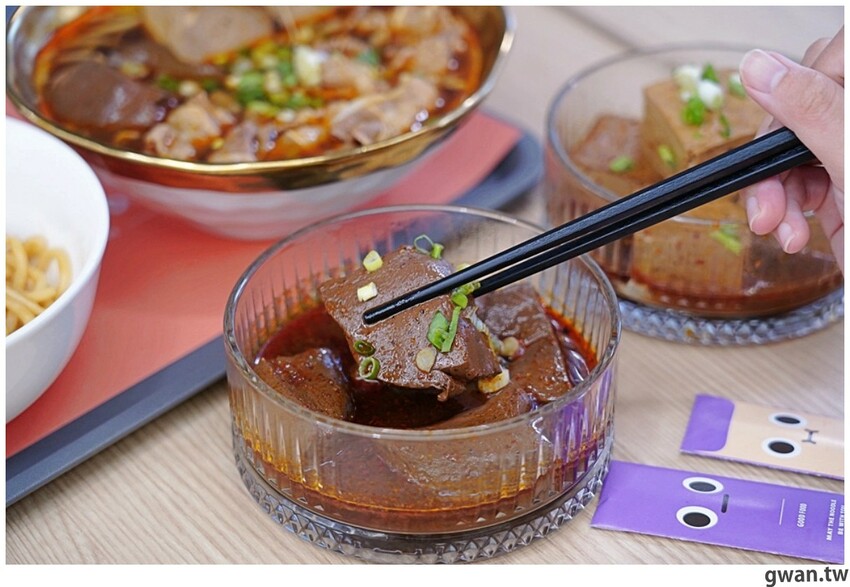 滿到炸的101顆流星干貝麵、七蝦蝦開派對，台中全新星際主題麵店你吃過了嗎？